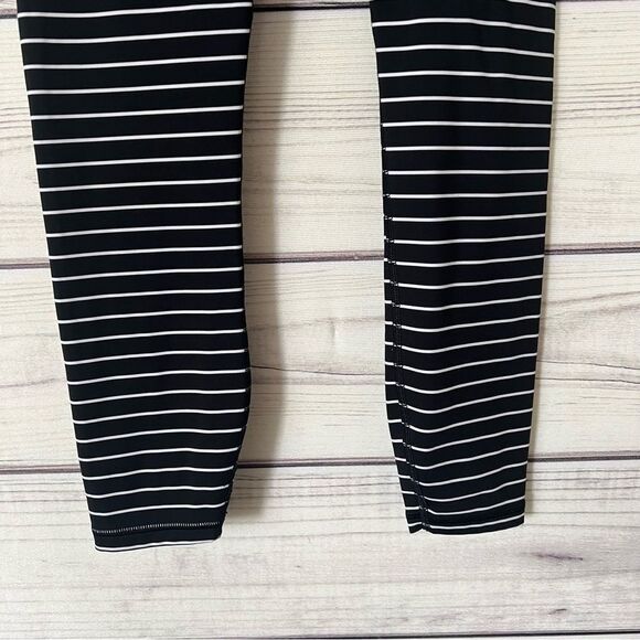 Gap Fit Black & White Striped Mid Rise Capri Leggings - Picture 3 of 6